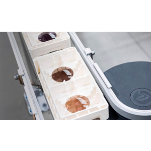 système automatisé de transport de bacs pour la fabrication optique