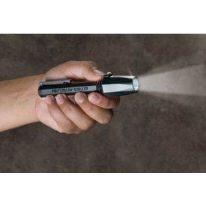 Peli iintroduit la torche 1960 LED, une torche de secours puissante et compacte