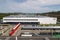 ABB inaugure son plus grand site de production de chargeurs rapides DC en Italie