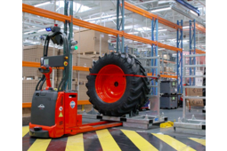 L’usine CLAAS Tractor du Mans s’équipe de chariots AGV Fenwick­Linde