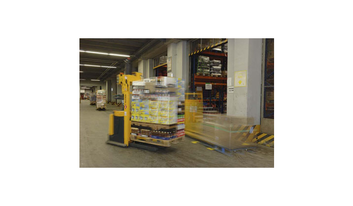  système de préparation de commandes avec chariot automatisé à reconnaissance vocale