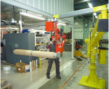 Manipulateur pneumatique auto-équilibré pour manipulation d’arbres porte-bobines