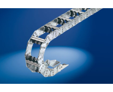 TITAN qui conçoit et fabrique sur mesure des unités de cerclage automatisées utilise principalement les chaînes porte-câbles en acier de la gamme STEEL-LINE proposées par TSUBAKI KABELSCHLEPP